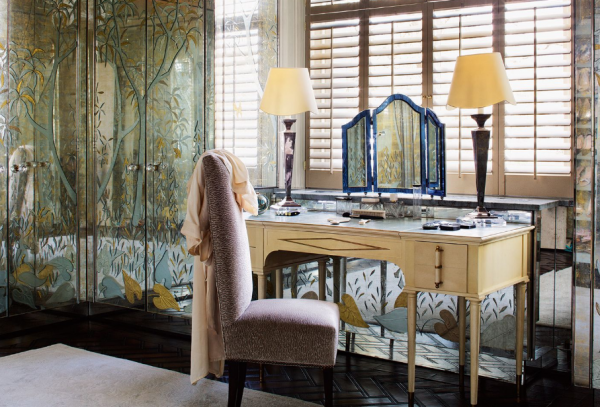 Meja Rias Berdesain Glamor